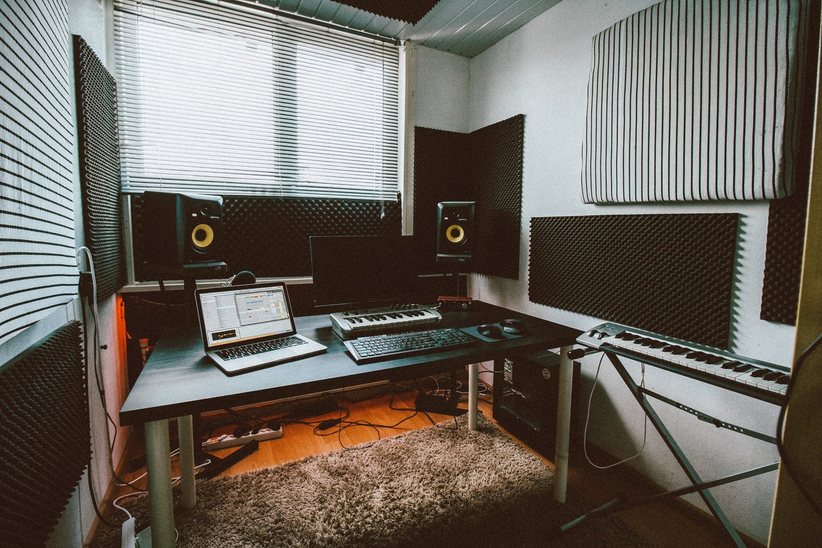 studio monitor Isolation