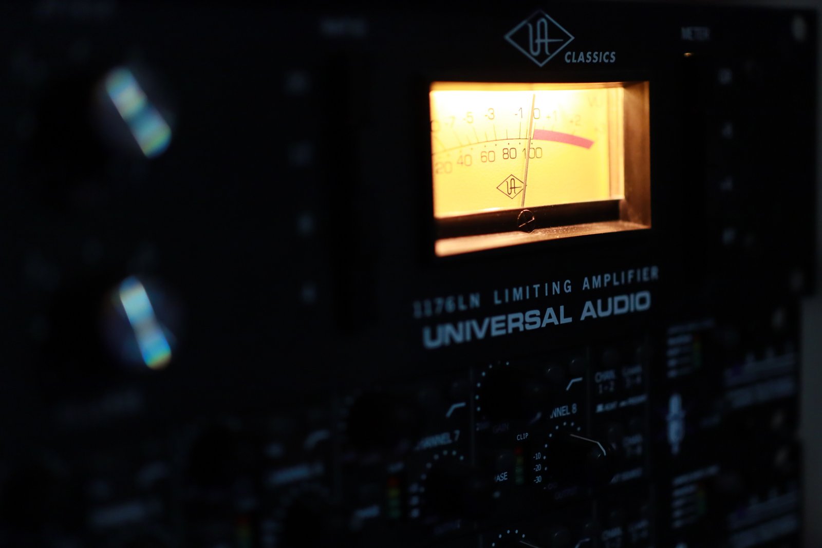 Universal Audio Limiting Amplifier Analog Audio Compressor